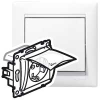 Розетка с/з со шторками с защитной крышкой Legrand Valena Classic 695641