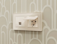 Комплект механизма компьютерной розетки RJ-45 экранированной с автоматической защитной шторкой Alfa Бежевый глянец Quant Ambrella Volt MA312005 (AP3120, VM185)