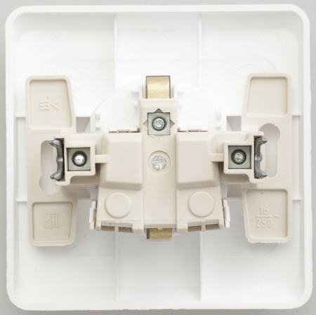 ЭТЮД Розетка скрытая с заземлением со шторками белая Systeme Electric PC16-004B