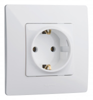 ETIKA Розетка с заземлением белая Legrand/Daccord 672221