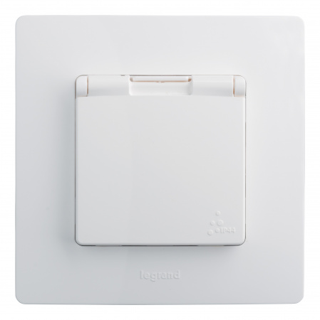 ETIKA Розетка с заземлением IP44 белая Legrand 672232