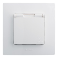 ETIKA Розетка с заземлением IP44 белая Legrand 672232