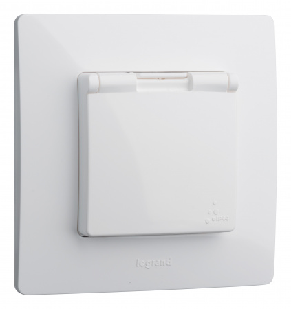 ETIKA Розетка с заземлением IP44 белая Legrand 672232