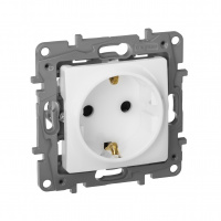 ETIKA Розетка с заземлением со шторками белая Legrand/Daccord 672222