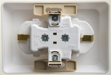 ЭТЮД Розетка двойная скрытой установки с заземлением со шторками 16А 250B, белый Systeme Electric PC16-108B