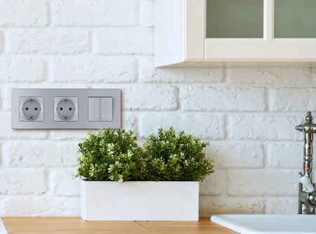 Рамка 3 поста INSPIRIA алюминий Legrand/Daccord 673952