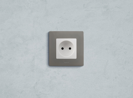 ETIKA Розетка без заземления со шторками белая винтовые зажимы Legrand/Daccord 672234