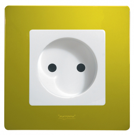 ETIKA Розетка без заземления со шторками белая винтовые зажимы Legrand/Daccord 672234