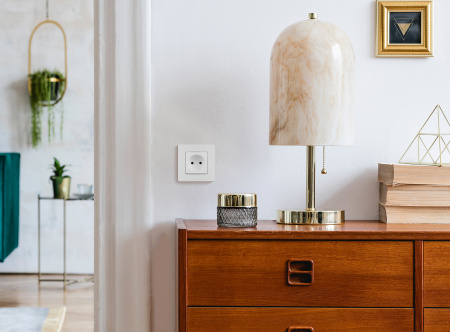 ETIKA Розетка без заземления со шторками белая винтовые зажимы Legrand/Daccord 672234