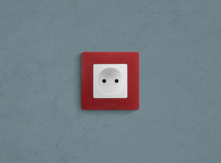 ETIKA Розетка без заземления со шторками белая винтовые зажимы Legrand/Daccord 672234