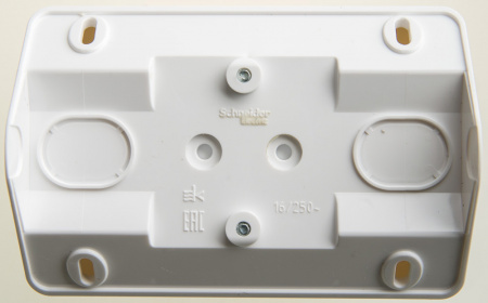 ЭТЮД Розетка угловая двойная наружная с заземлением со шторками 16А 250B белый Systeme Electric PA16-108B