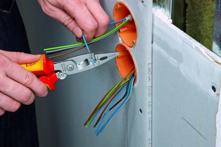 Клещи электромонтажные VDE 1000V 6-в-1 захват плоского и круглого материала гибка удаление заусенцев снятие изоляции 075 - 15 + 25 мм обжимка контактных гильз 05 - 25 мм кабелерез 15 мм (5 х 25 мм) L-200 мм диэлектрические защёлка-собачка хромир KNIPEX KN