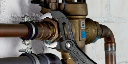 Клещи переставные COBRA сантехнические с фиксатором 70 мм (2 3/4) под ключ 60 мм L-300 мм Cr-V серые обливные рукоятки KNIPEX KN-8701300