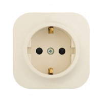 Quteo Розетка с заземлением со шторками наружная бежевая Legrand 782250
