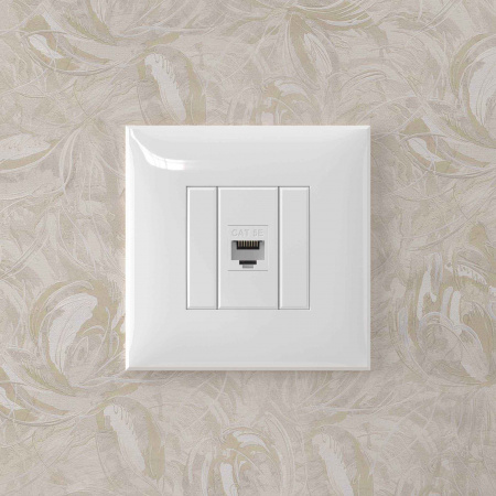 4400663 Avanti Компьютерная розетка RJ-45 без шторки в    стену, кат.5е одинарная,Белое облако DKC 