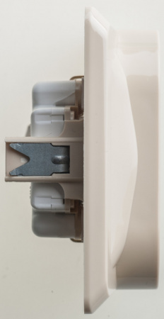 ЭТЮД Розетка двойная скрытая с заземлением со шторками бежевая Systeme Electric PC16-008K