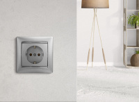 VALENA Розетка с заземлением в рамку алюминий Legrand 770120