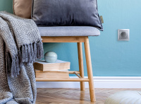 VALENA Розетка с заземлением в рамку алюминий Legrand 770120