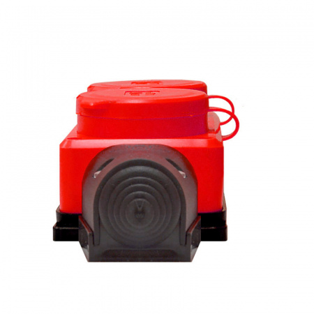 Колодка 3-х местная однофазная с заглушками КОМПАКТ с/з каучук 16А 250В IP44 красный (еврослот) UNIVersal 3073