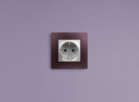 ETIKA Розетка с заземлением со шторками алюминий  винтовые зажимы Legrand 672422