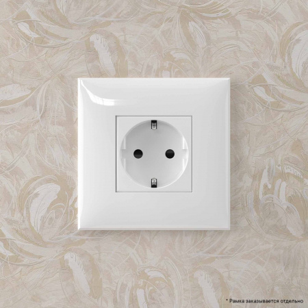 Avanti Розетка в стену, 2P+E, с защитными шторками, ''Белое облако'' DKC 4400003