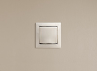 VALENA Розетка с заземлением в рамку с крышкой белая Legrand 774422