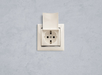 VALENA Розетка с заземлением в рамку с крышкой белая Legrand 774422