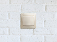 VALENA Розетка с заземлением в рамку с крышкой белая Legrand 774422