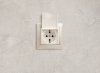 VALENA Розетка с заземлением в рамку с крышкой белая Legrand 774422