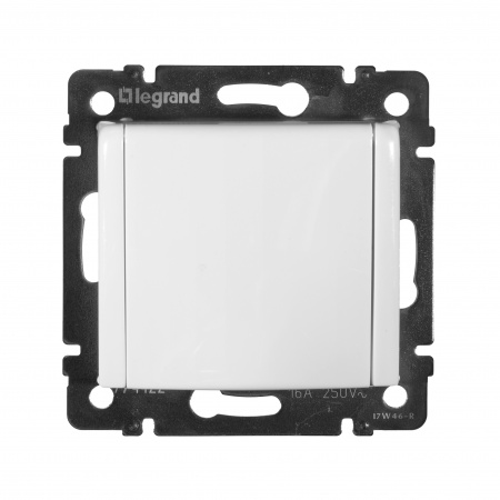 VALENA Розетка с заземлением в рамку с крышкой белая Legrand 774422