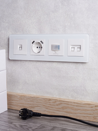 BRITE Розетка 1 пост с заземлением с защитными шторками 16А с USB A+A 5В 3.1А РЮш10-2-БрБ белый IEK BR-R14-16-U21-D31-K01