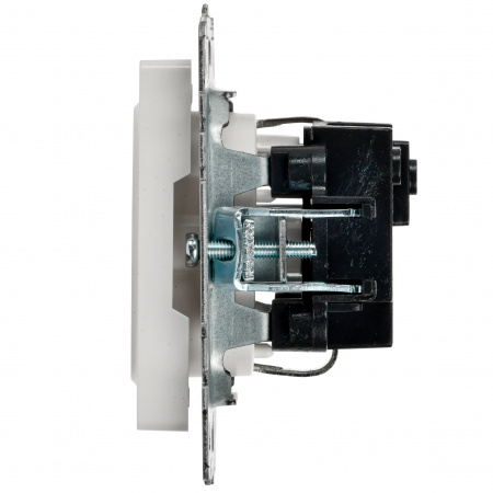 BRITE Розетка с заземлением с защитными шторками 16А РС14-1-0-БрБ белый IEK BR-R14-16-K01