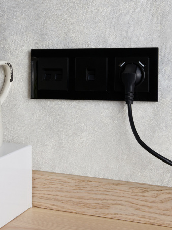 BRITE Рамка 3 поста РУ-3-2-БрЧ стекло черный IEK BR-M32-G-K02