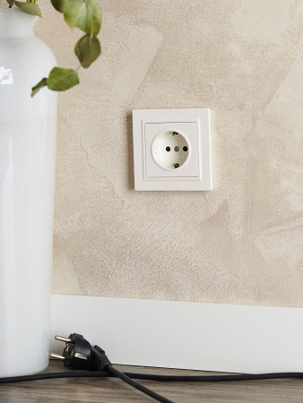 BRITE Розетка с заземлением с защитными шторками 16А РС14-1-0-БрЖ жемчуг IEK BR-R14-16-K36