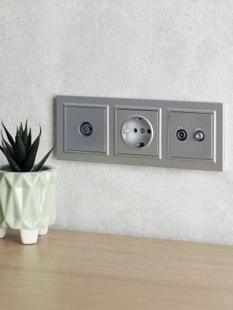 BRITE Рамка 3 поста РУ-3-БрА алюминий IEK BR-M32-K47