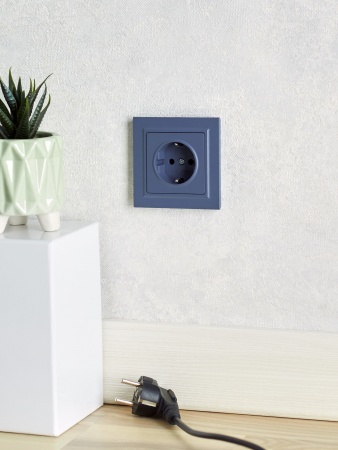 BRITE Розетка с заземлением без защитных шторок 16А РС11-1-0-БрМ маренго IEK BR-R11-16-K35