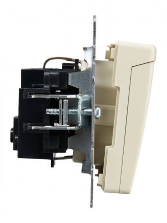 BRITE Розетка с заземлением с защитными шторками и крышкой 16А IP20 РСбш10-3-БрКр бежевый IEK BR-R16-16-K10