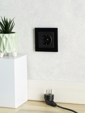 BRITE Розетка с заземлением без защитных шторок 16А РС11-1-0-БрЧ черный IEK BR-R11-16-K02