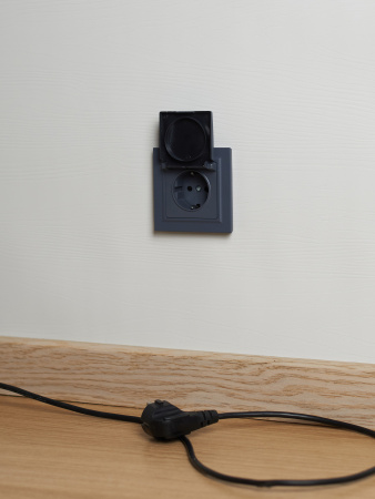 BRITE Розетка с заземлением с защитными шторками и крышкой 16А IP20 РСбш10-3-БрМ маренго IEK BR-R16-16-K35