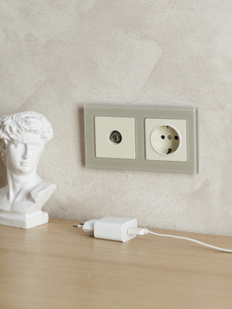 BRITE Рамка 2 поста РУ-2-2-БрД стекло дымчатый IEK BR-M22-G-K30