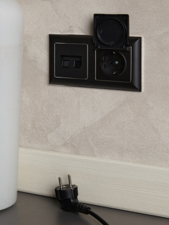 BRITE Розетка с заземлением с защитными шторками и крышкой 16А IP20 РСбш10-3-БрЧ черный IEK BR-R16-16-K02