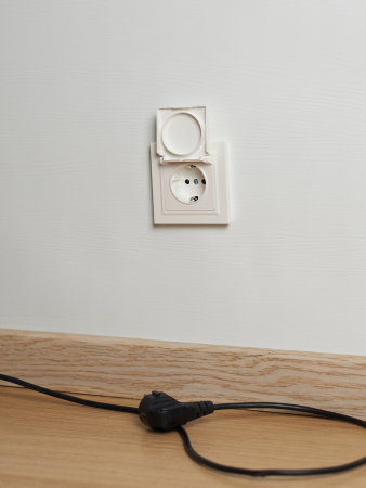 BRITE Розетка с заземлением с защитными шторками и крышкой 16А IP20 РСбш10-3-БрЖ жемчуг IEK BR-R16-16-K36