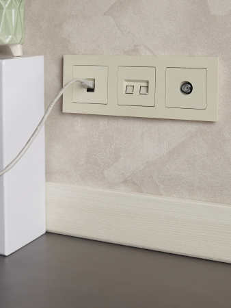 BRITE Розетка TV проходная РТВ10-0-БрКр бежевый IEK BR-A10-P-K10