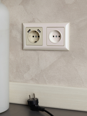 BRITE Розетка без заземления без защитных шторок 10А РС10-1-0-БрЖ жемчуг IEK BR-R10-10-K36