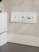 BRITE Рамка 3 поста РУ-3-2-БрБ стекло белый IEK BR-M32-G-K01