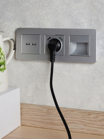 BRITE Розетка с заземлением с защитными шторками 16А с USB A+A 2.1А РЮш10-1-БрА алюминий IEK BR-R14-16-U21-D21-K47