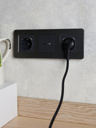 BRITE Розетка 1 пост с заземлением с защитными шторками 16А с USB A+A 5В 3.1А РЮш10-2-БрГ графит IEK BR-R14-16-U21-D31-K53