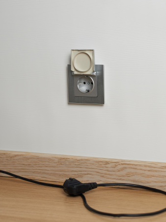 BRITE Розетка с заземлением с защитными шторками и крышкой 16А IP20 РСбш10-3-БрА алюминий IEK BR-R16-16-K47