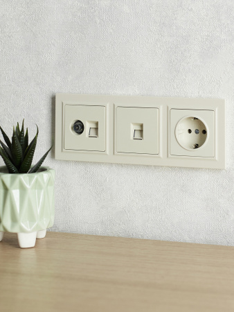 BRITE Рамка 3 поста РУ-3-БрКр бежевый IEK BR-M32-K10