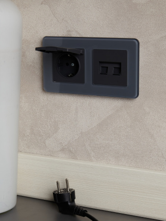 BRITE Розетка с заземлением с защитными шторками и крышкой 16А IP20 РСбш10-3-БрГ графит IEK BR-R16-16-K53